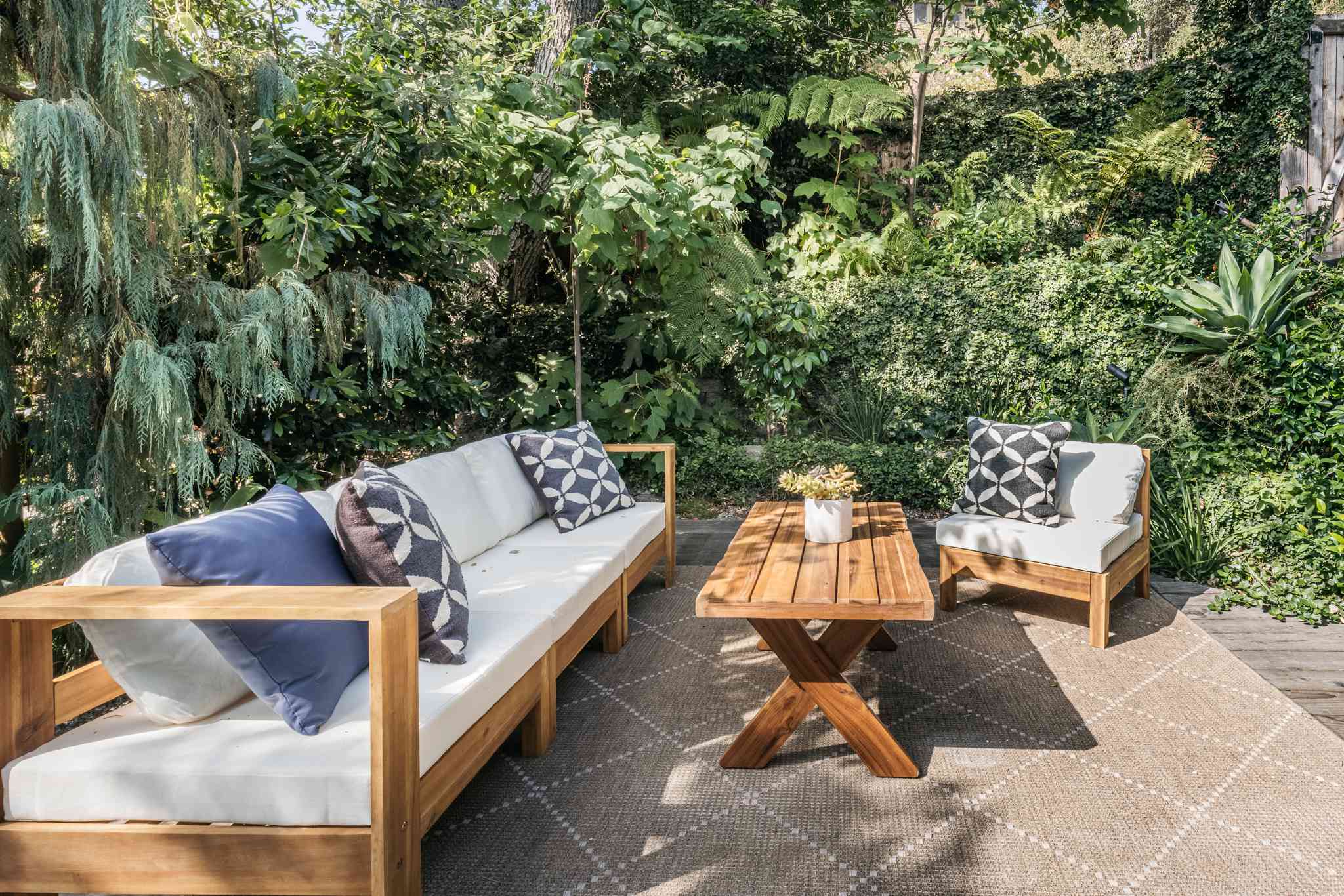 6 Must-Have Furniture Pieces for Your Outdoors