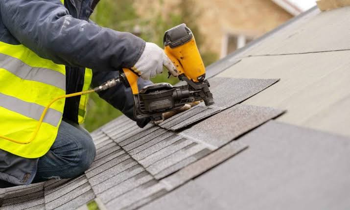 How to Choose a Roofing Contractor for Asphalt Repair